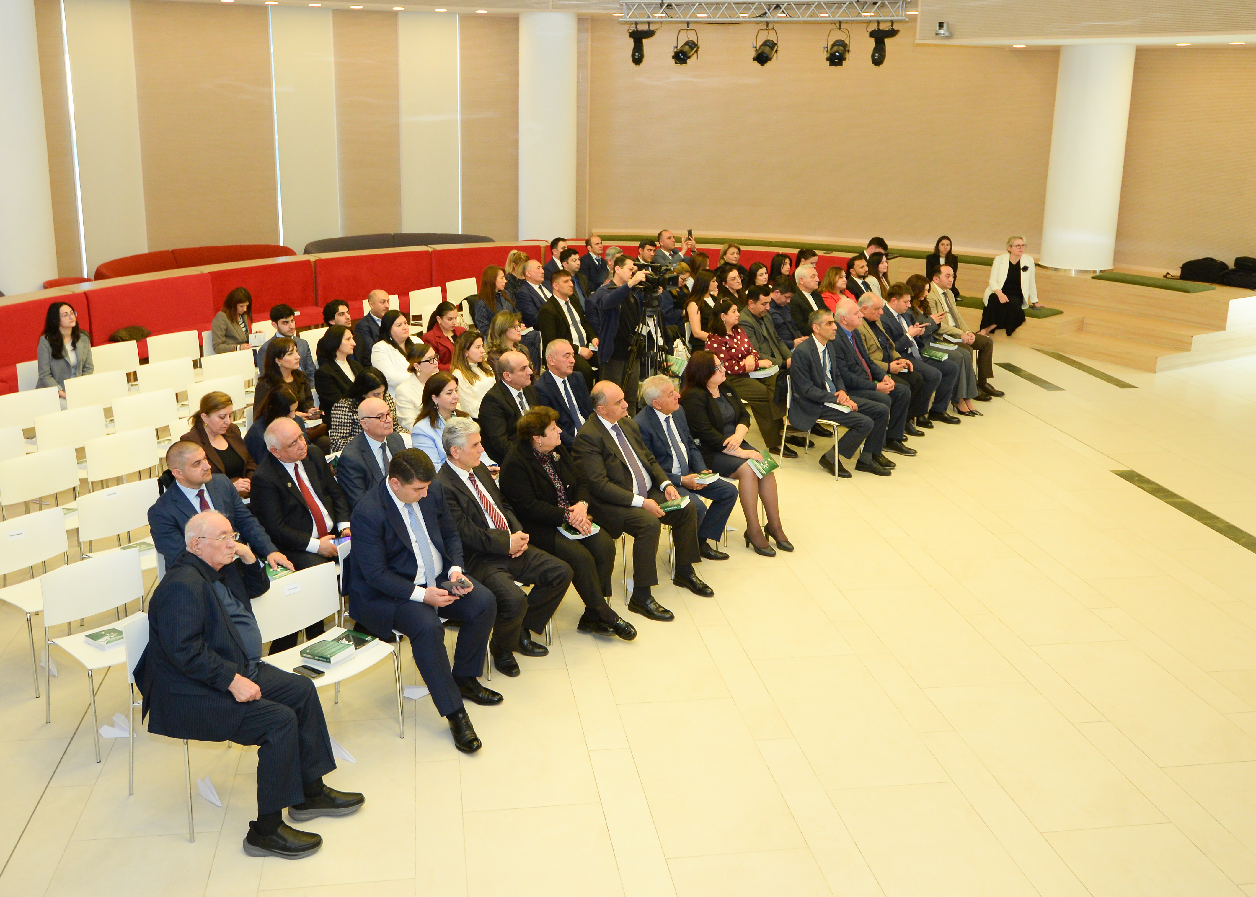 "Yeni çağırışlar" kitabının təqdimatı keçirilib