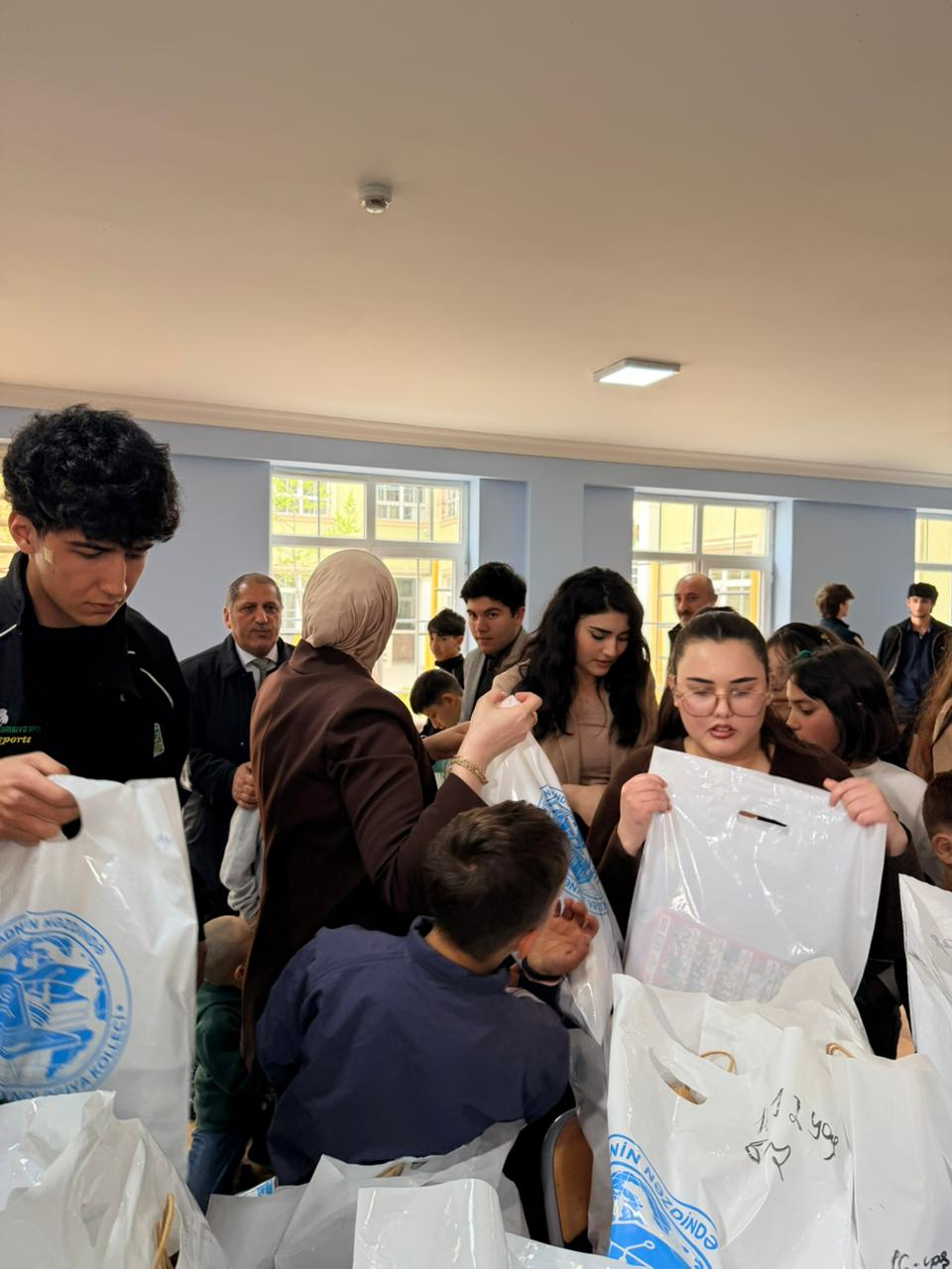 Kollec tələbələri uşaq sığınacağında olublar