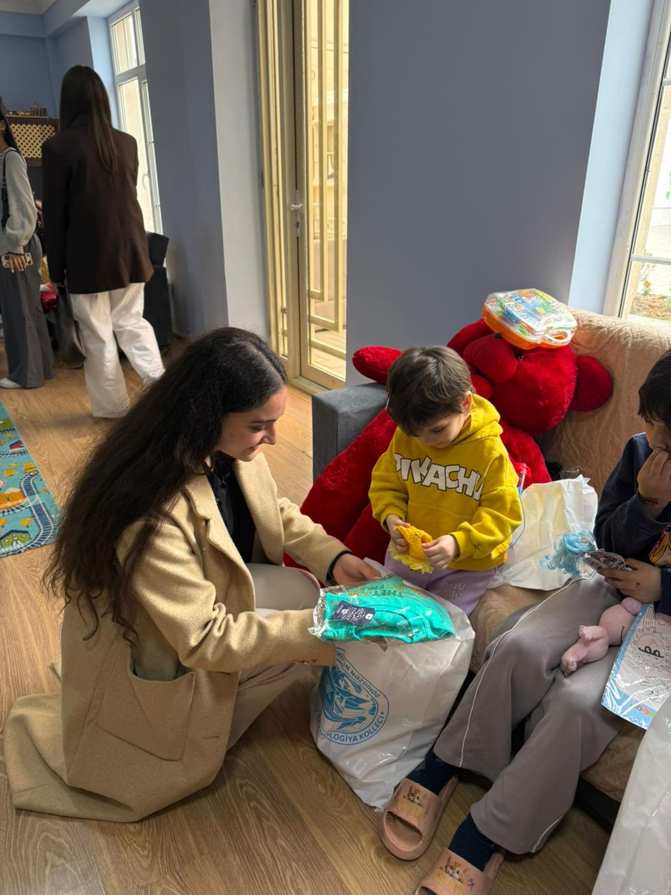 Kollec tələbələri uşaq sığınacağında olublar