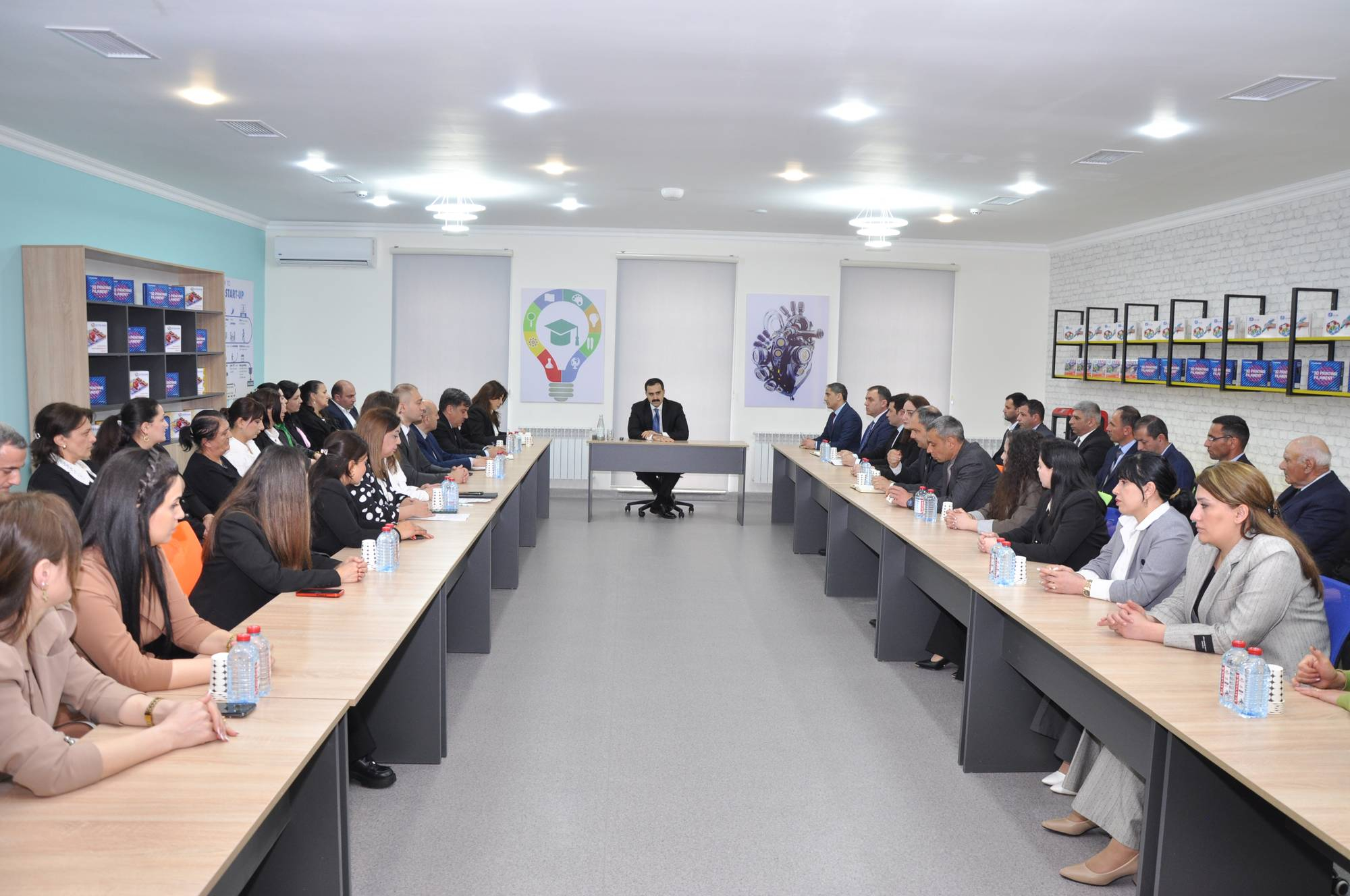 Həsən Həsənli Şamaxıda müəllim və valideynlərlə görüşüb