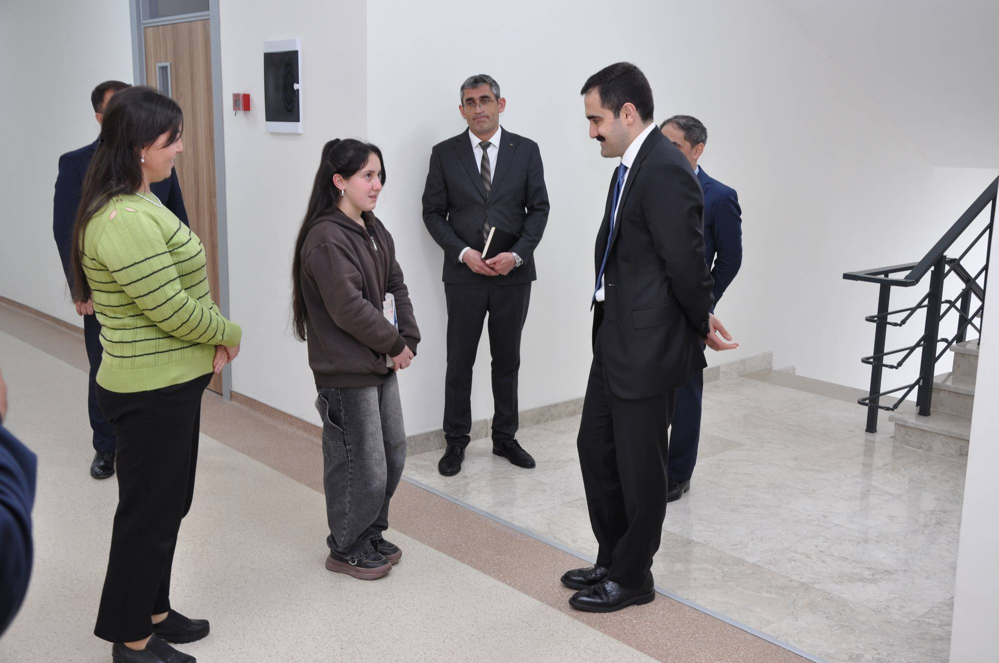 Həsən Həsənli Şamaxıda müəllim və valideynlərlə görüşüb