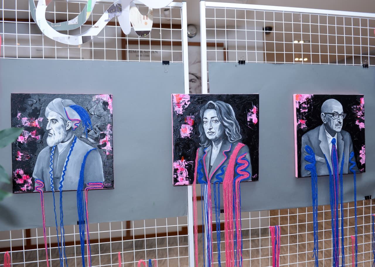 Xalçaçılıqla rəssamlığı birləşdirən tələbə