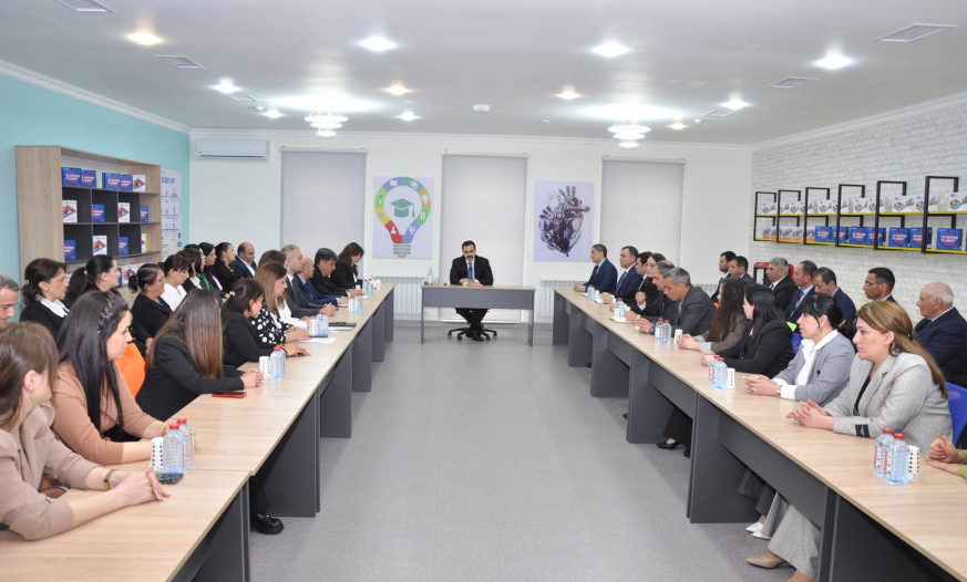 Həsən Həsənli Şamaxıda müəllim və valideynlərlə görüşüb