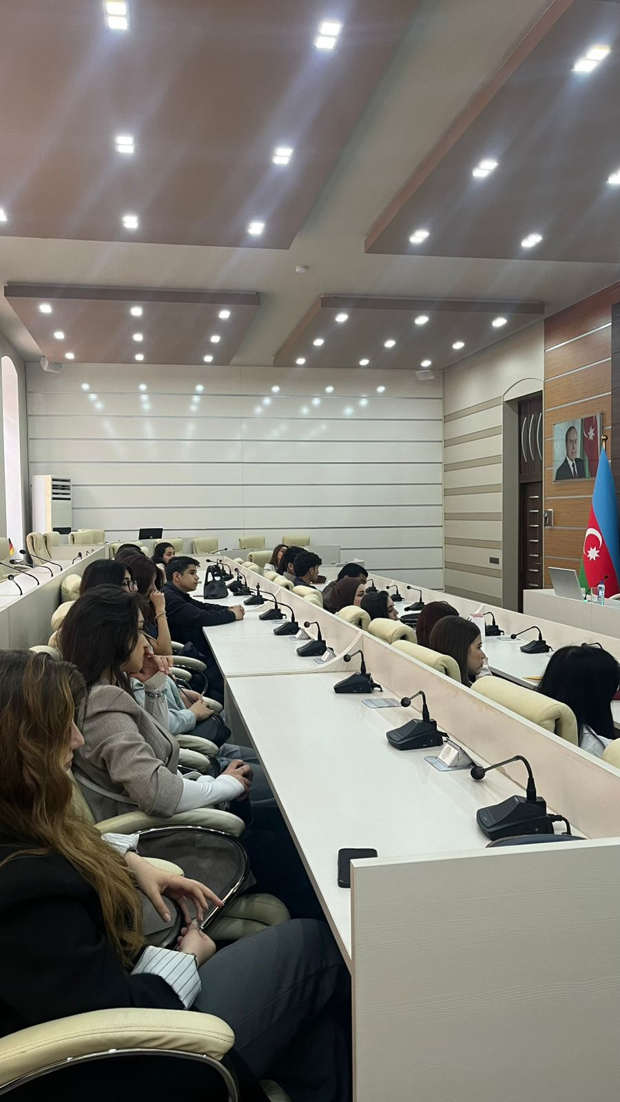 Kollec tələbələri UNEC-in tədris mühiti ilə tanış olublar