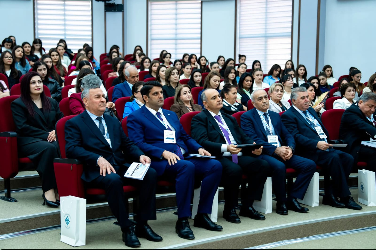 “Çağdaş Azərbaycan dilinin aktual problemləri” elmi konfransda müzakirə edilib
