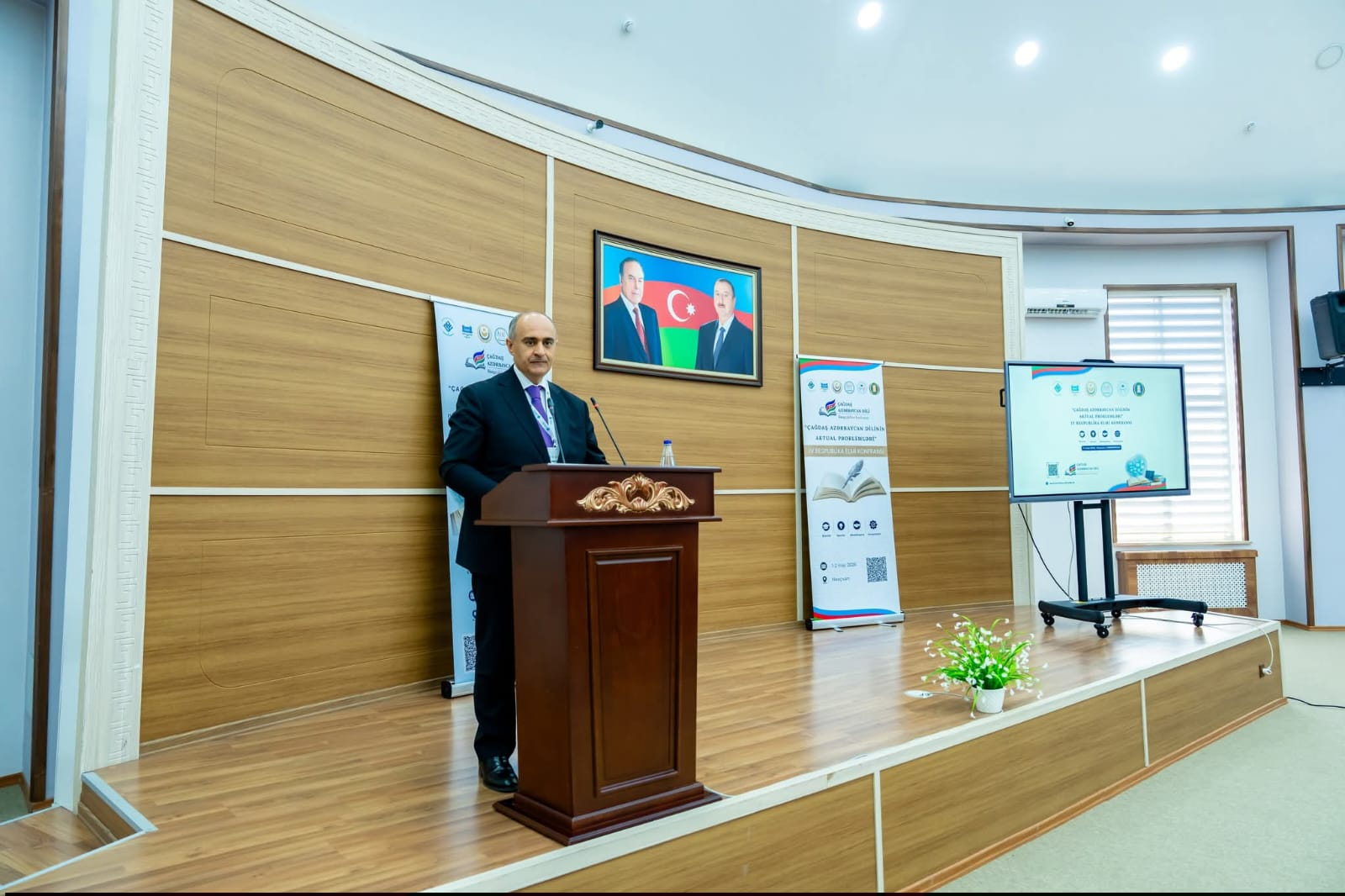 “Çağdaş Azərbaycan dilinin aktual problemləri” elmi konfransda müzakirə edilib
