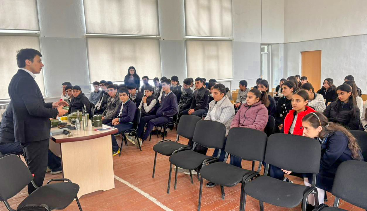 Məktəblərdə mina təhlükəsi ilə bağlı maarifləndirici görüşlər keçirilib