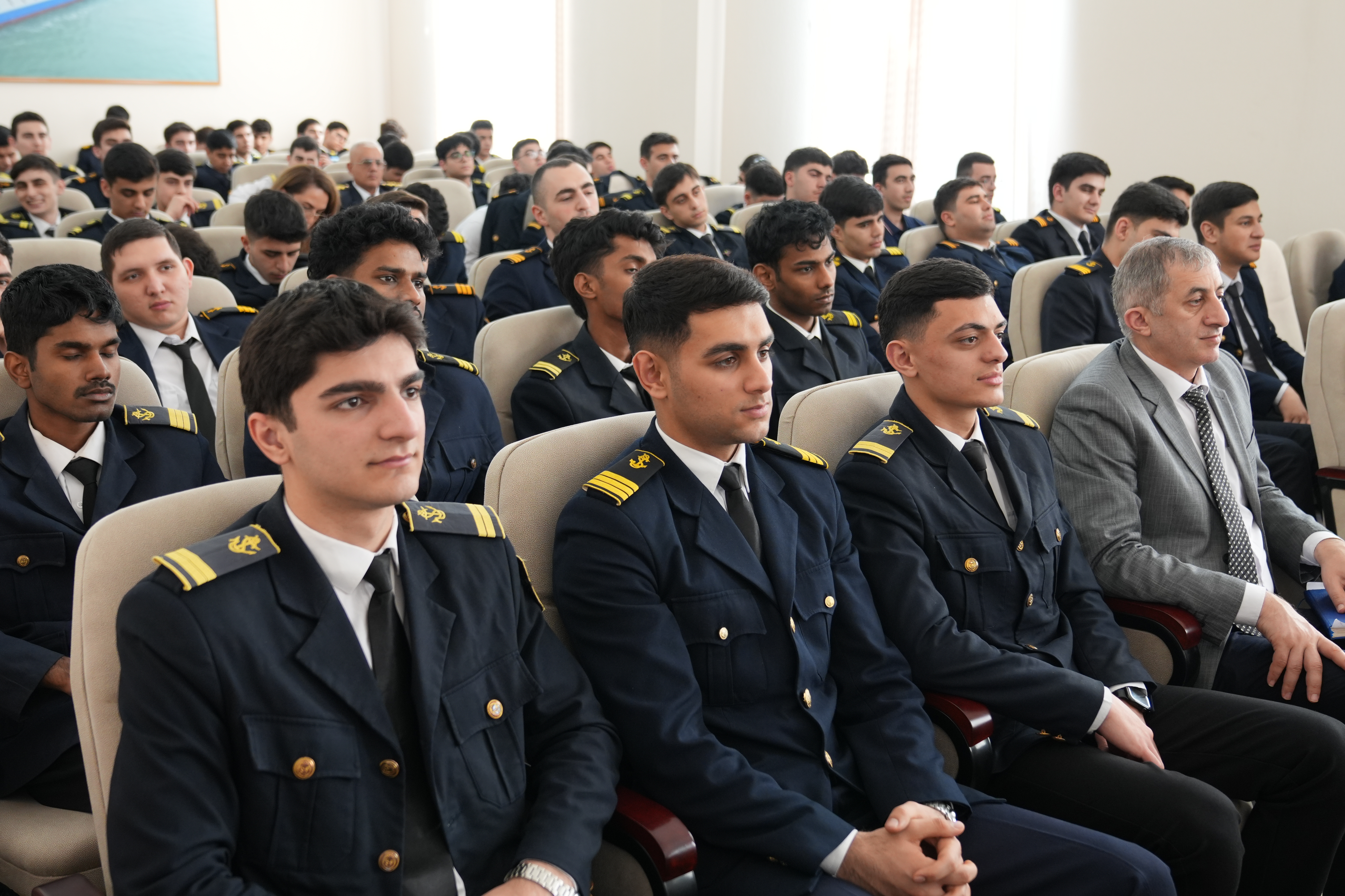 Firudin Qurbanov gələcəyin dənizçiləri ilə görüşüb