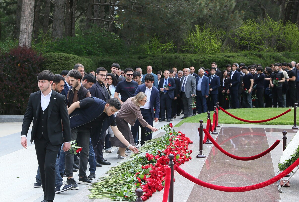 AzTU və TAU kollektivi Ulu Öndərin məzarını ziyarət ediblər