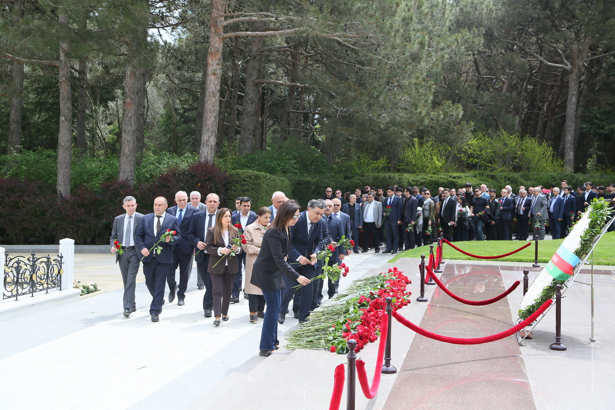 AzTU və TAU kollektivi Ulu Öndərin məzarını ziyarət ediblər