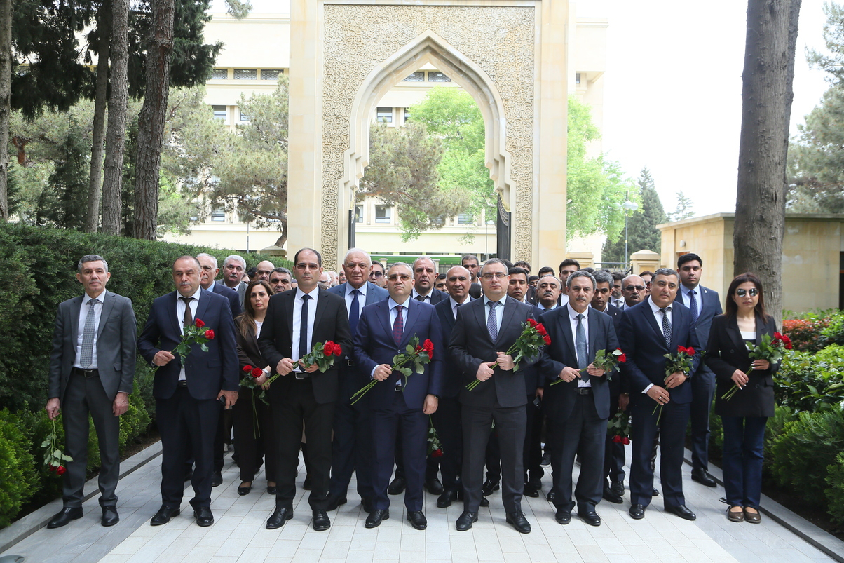 AzTU və TAU kollektivi Ulu Öndərin məzarını ziyarət ediblər