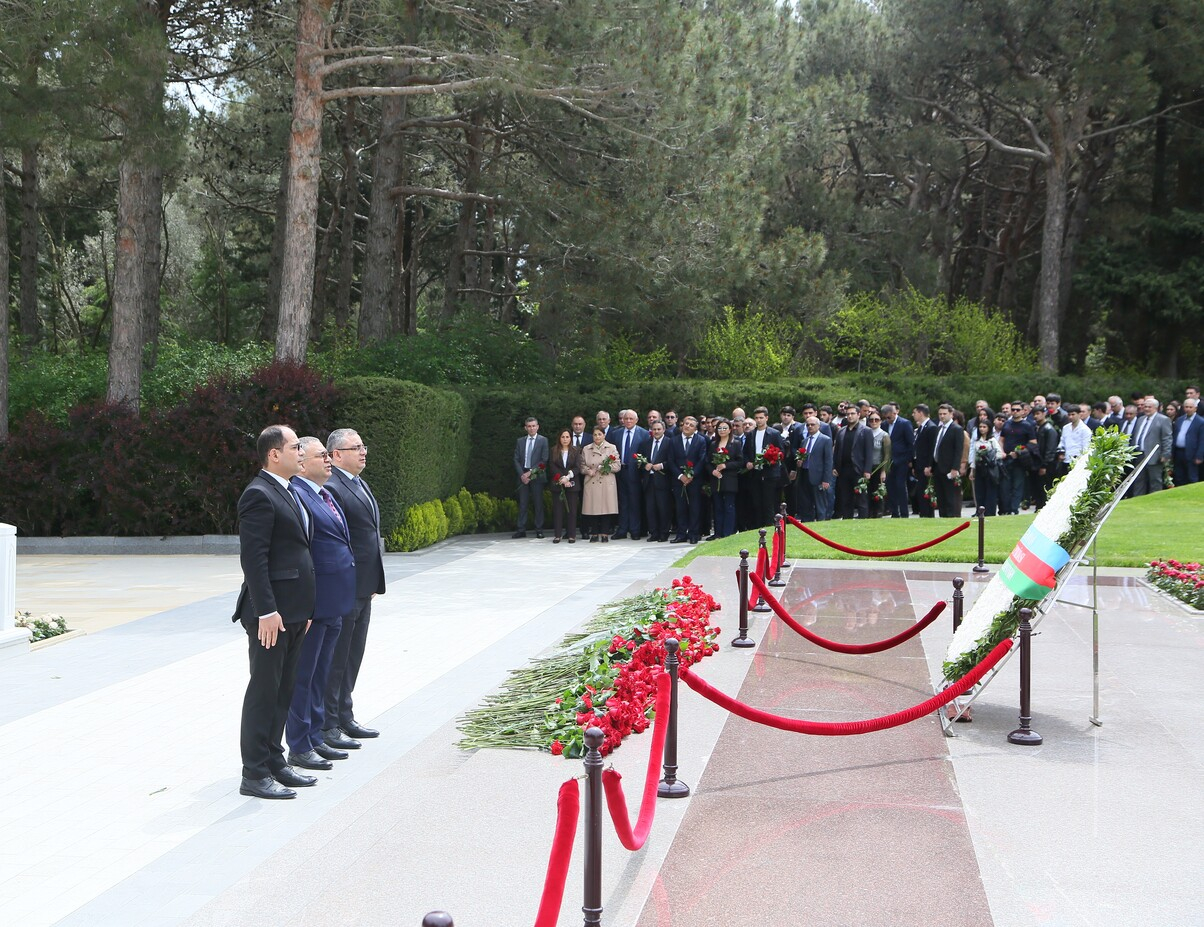 AzTU və TAU kollektivi Ulu Öndərin məzarını ziyarət ediblər