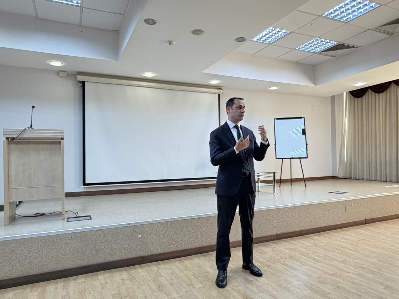 “Təhsil liderləri üçün Mini MBA Proqramı” çərçivəsində ustad dərsi keçirilib