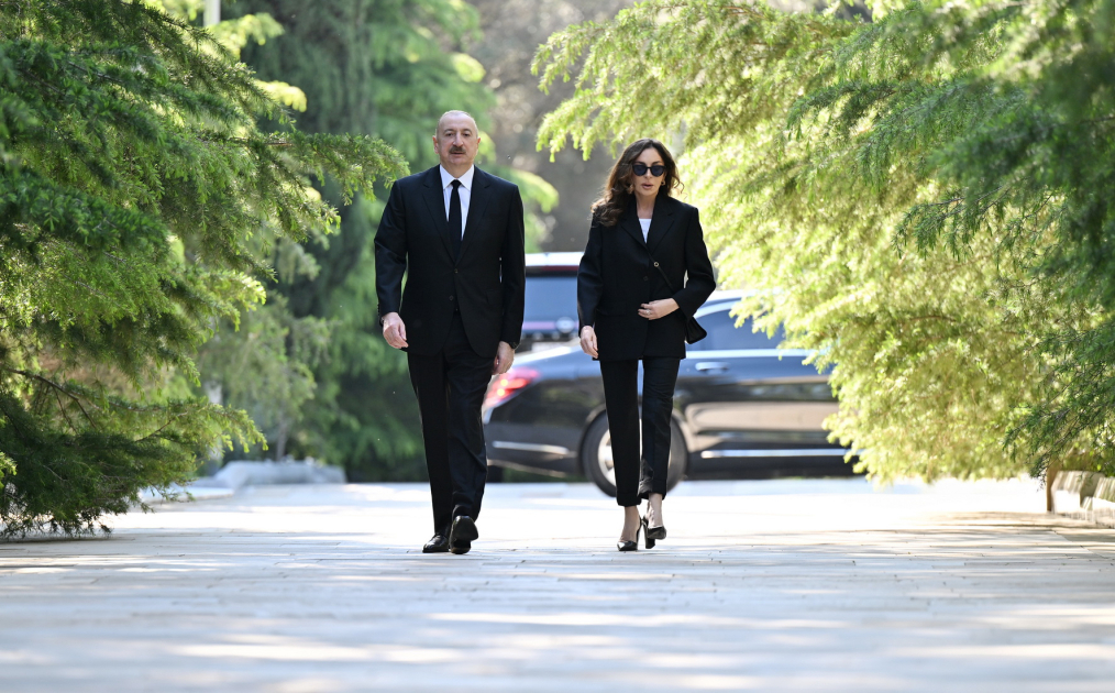 Prezident İlham Əliyev və birinci xanım Mehriban Əliyeva Ulu Öndər Heydər Əliyevin məzarını ziyarət ediblər