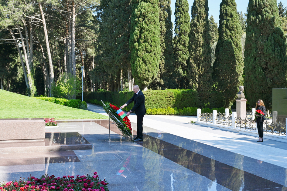 Prezident İlham Əliyev və birinci xanım Mehriban Əliyeva Ulu Öndər Heydər Əliyevin məzarını ziyarət ediblər
