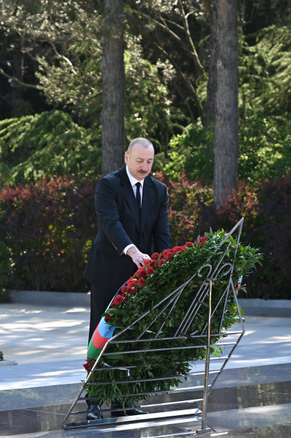 Prezident İlham Əliyev və birinci xanım Mehriban Əliyeva Ulu Öndər Heydər Əliyevin məzarını ziyarət ediblər
