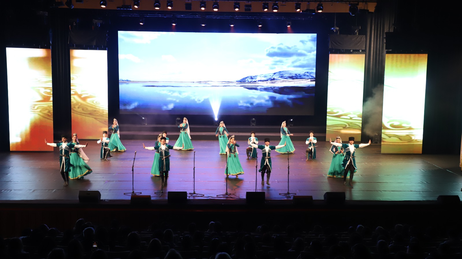 Bədii yaradıcılıq müsabiqə-festivalının yekun konserti keçirilib