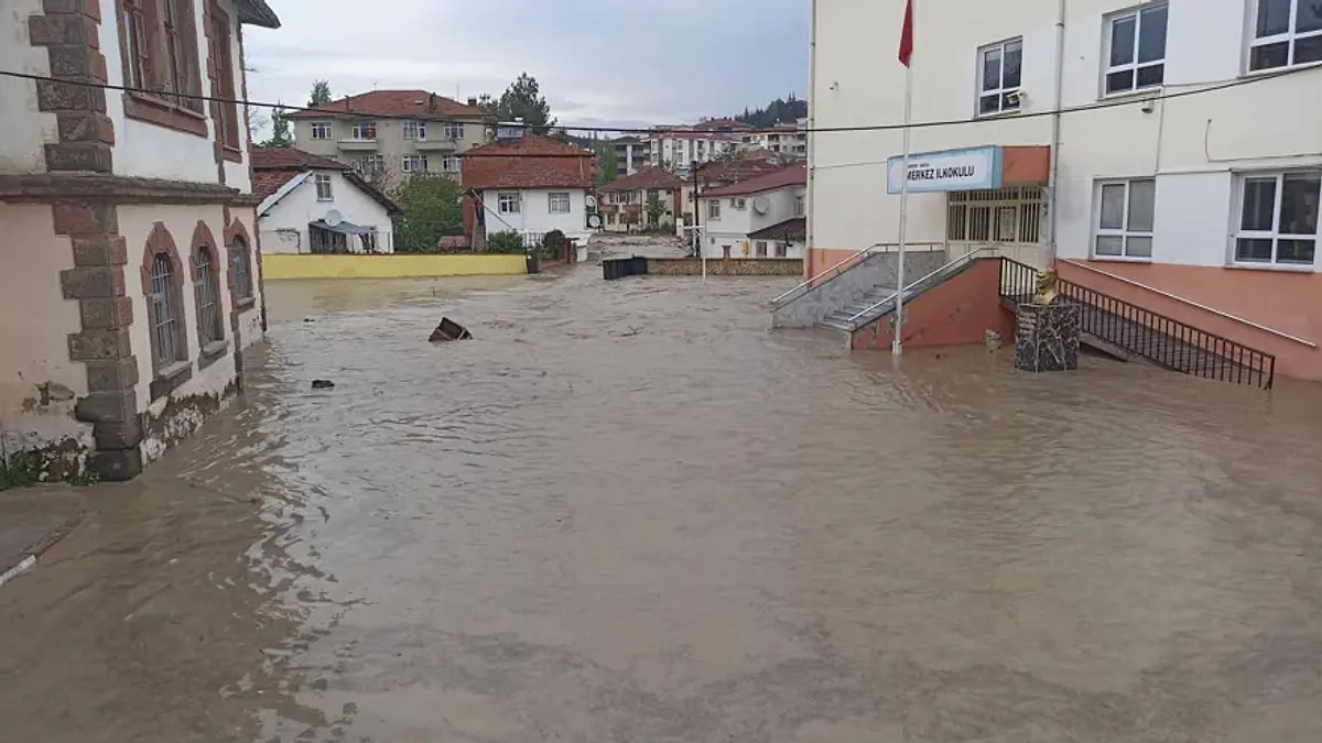 Türkiyədə selə görə məktəblərdə tədris dayandırılıb