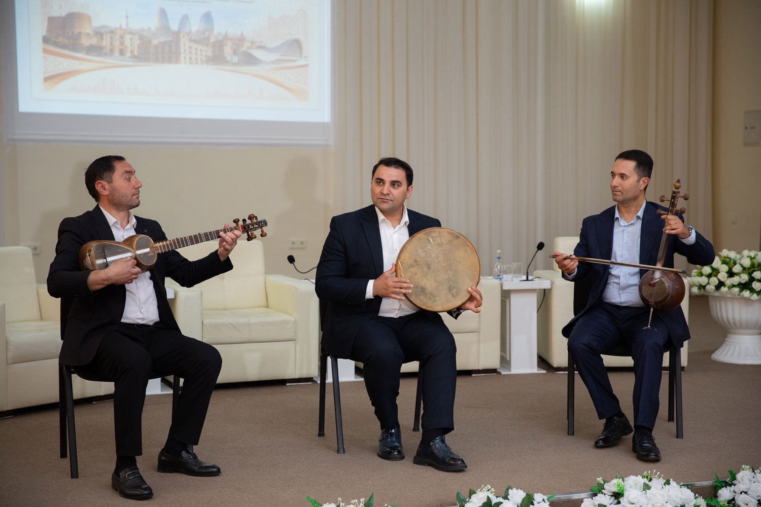 “İntellekt” məktəb-liseydə şəhərsalma və milli memarlıq irsi müzakirə olunub