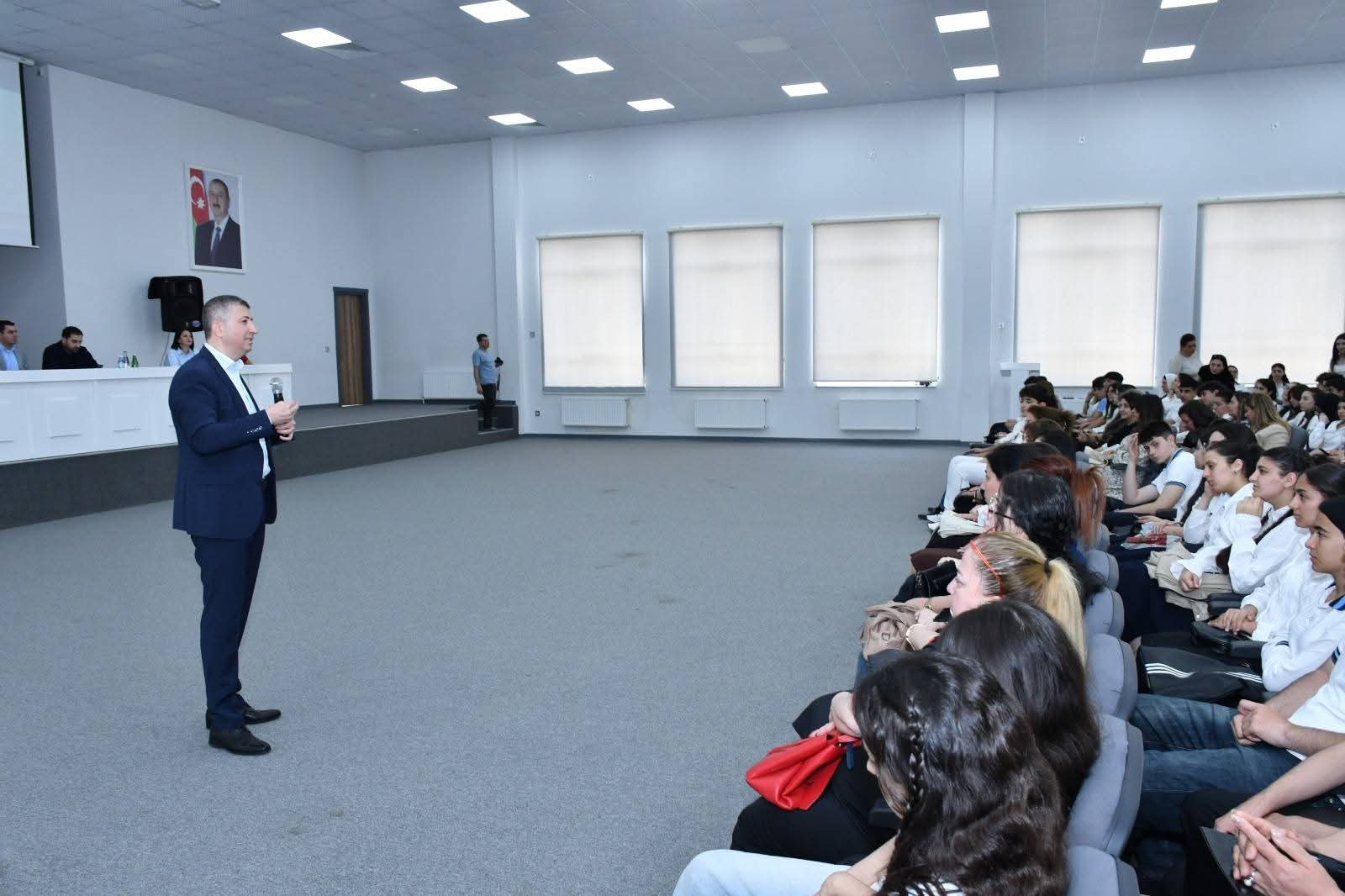 Abşeronda abituriyentlərlə ixtisas seçimi görüşü keçirilib