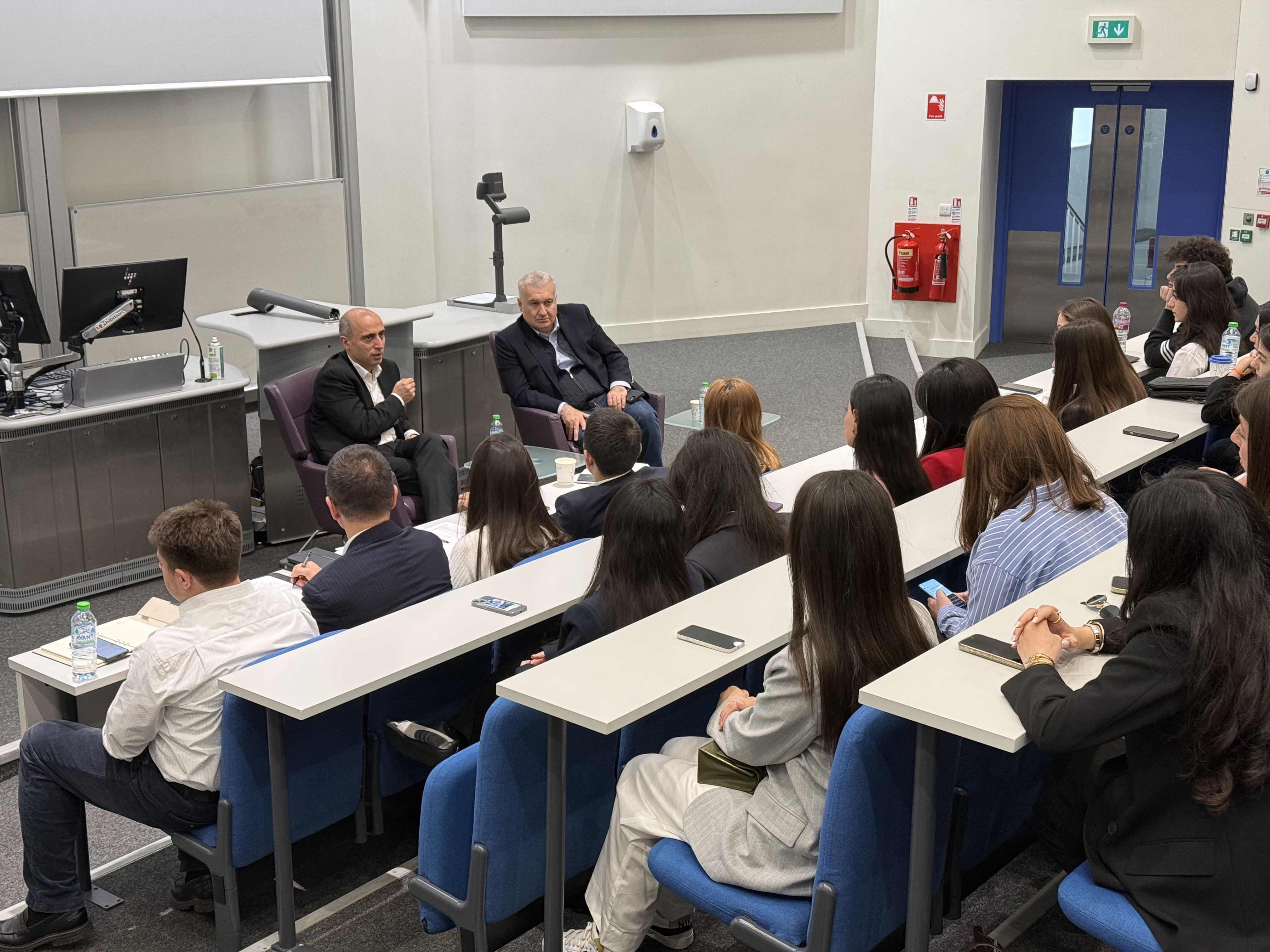 Emin Əmrullayev Böyük Britaniyada təhsil alan Dövlət Proqramı tələbələri ilə görüşüb