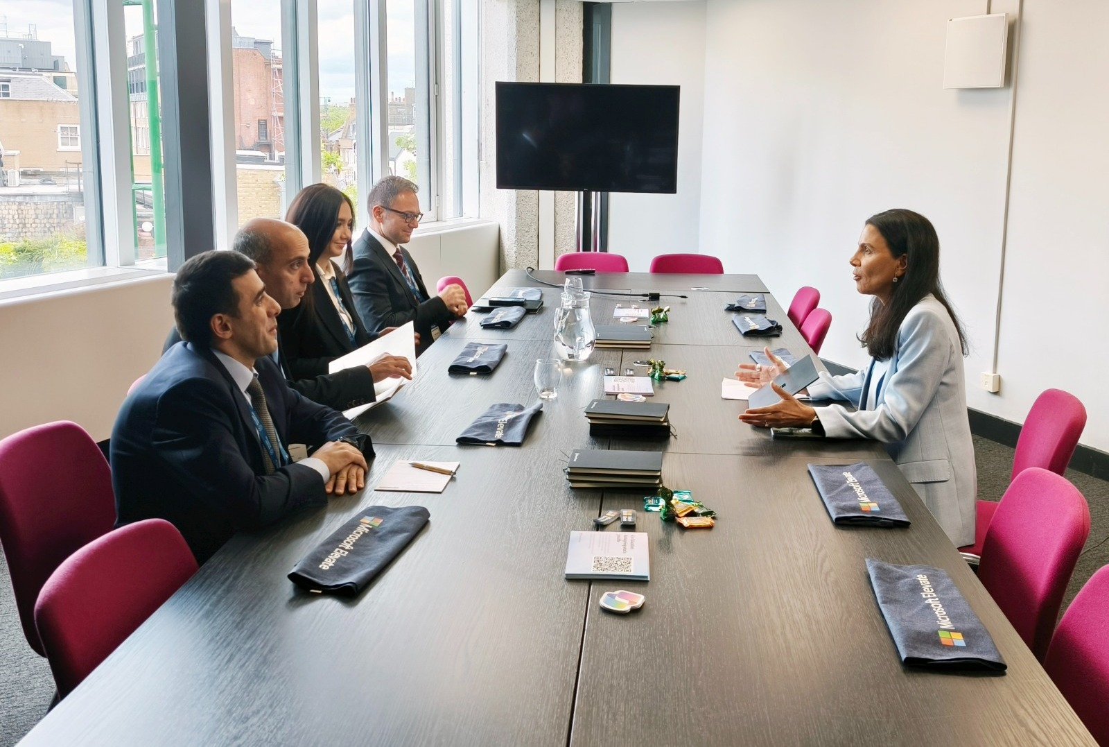 Elm və təhsil naziri Londonda "Microsoft" nümayəndəsi ilə görüşüb