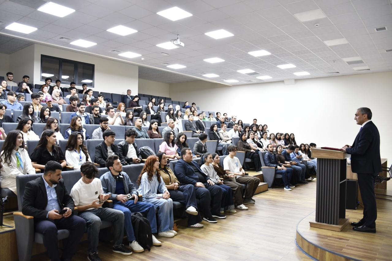 Qarabağ Universitetində xalq artisti Fəxrəddin Manafov ilə görüş keçirilib