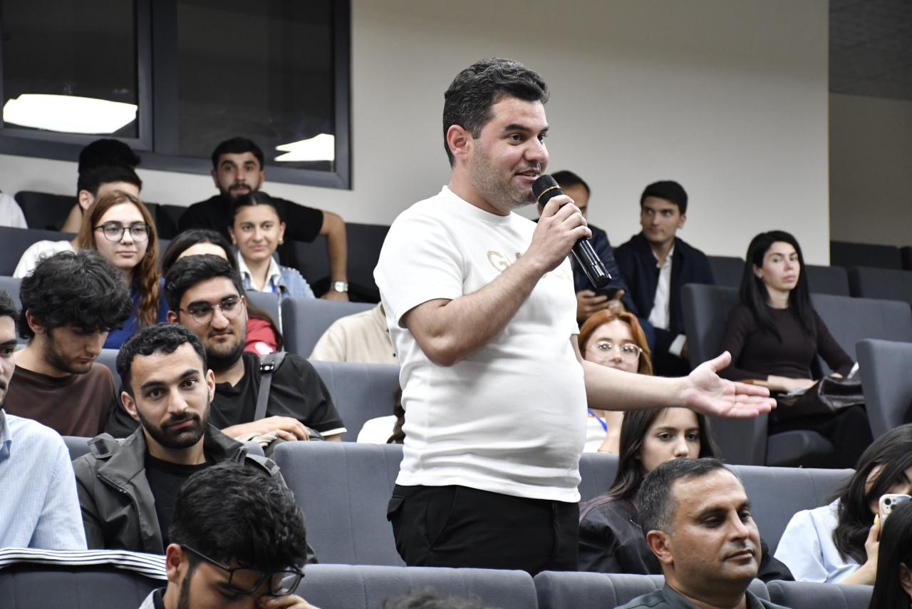 Qarabağ Universitetində xalq artisti Fəxrəddin Manafov ilə görüş keçirilib