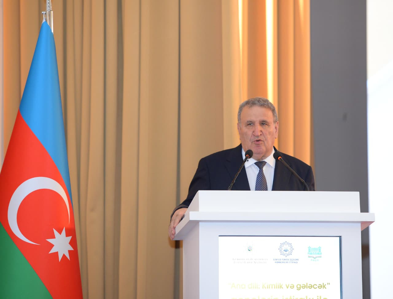 İsa Həbibbəyli: Dilimizi qorumaq üçün qarşılığı olan terminlərdən istifadə etməliyik
