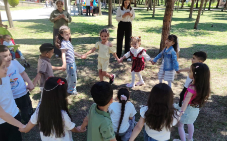 İşıqlı gələcək körpə fidanlarla gələcək
