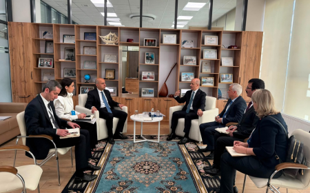 Elm və təhsil naziri YÖK sədri Erol Özvarla görüşüb