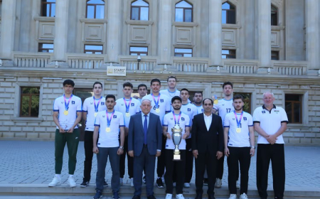 Vilayət Vəliyev çempion olan AzTU komandası ilə görüşüb