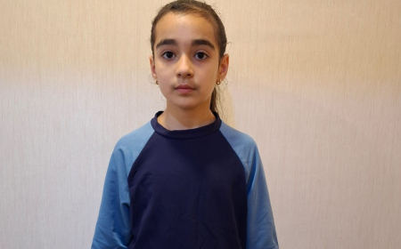 Stolüstü tennislə məşğul olur, piano çalır,  yaxşı oxuyur, amma pilot olacaq