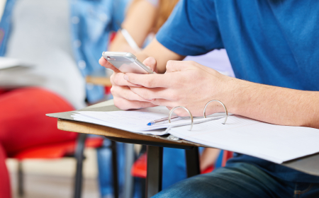 Məktəblərdə telefon istifadəsi ilə bağlı yeni qaydalar