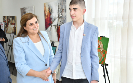Arzularını suda rəngə çevirir: Qəzənfərin ilk sərgisi keçirildi 