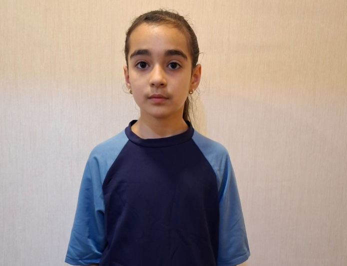 Stolüstü tennislə məşğul olur, piano çalır,  yaxşı oxuyur, amma pilot olacaq