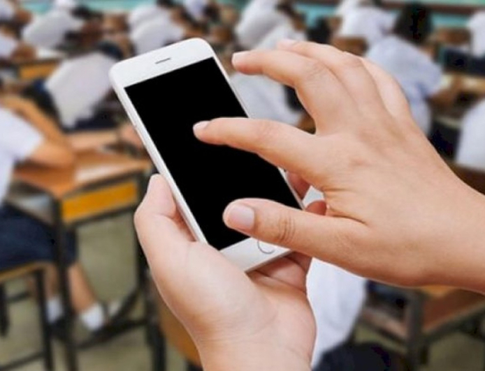 Şagird məktəbə telefon gətirə bilər?