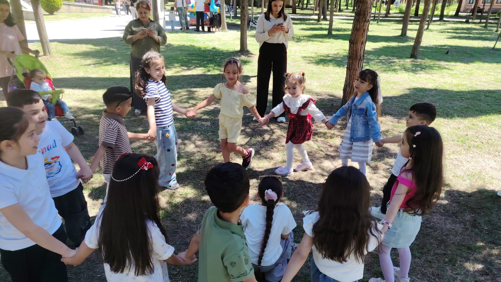 İşıqlı gələcək körpə fidanlarla gələcək