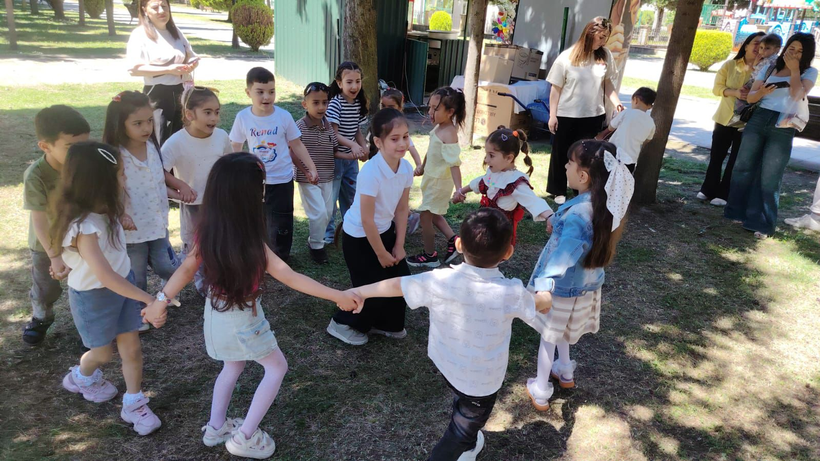 İşıqlı gələcək körpə fidanlarla gələcək