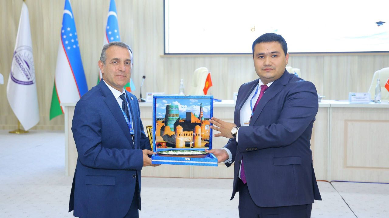 Azərbaycanlı müəllim Özbəkistanda rəqəmsal təhsil mövzusunda təqdimatla çıxış edib