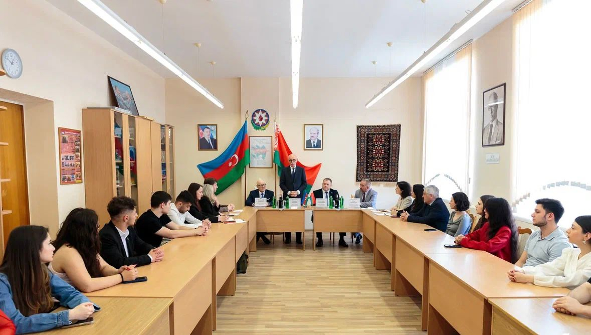 Firudin Qurbanov Belarusda təhsil alan azərbaycanlı tələbələr ilə görüşüb