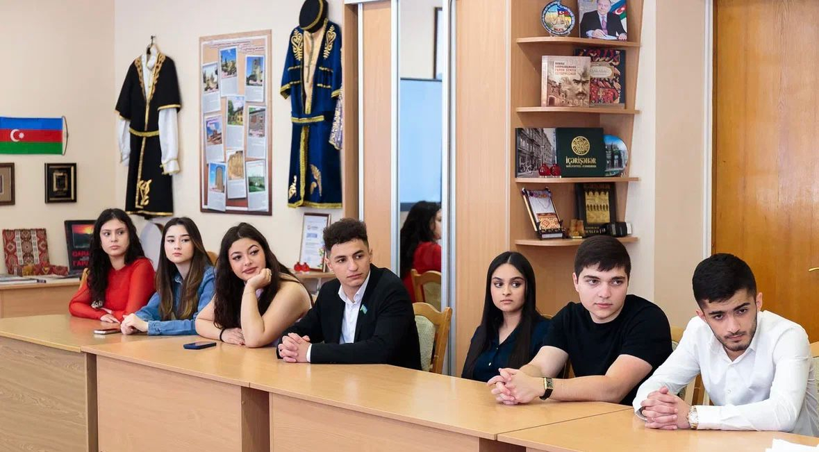 Firudin Qurbanov Belarusda təhsil alan azərbaycanlı tələbələr ilə görüşüb