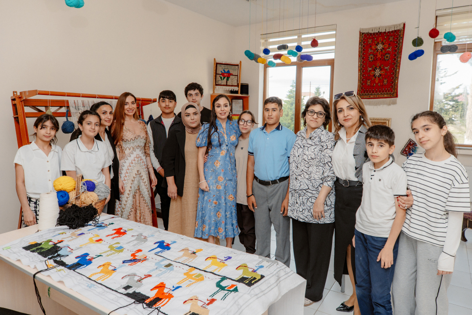 Leyla Əliyeva və Arzu Əliyeva internat məktəbində olublar