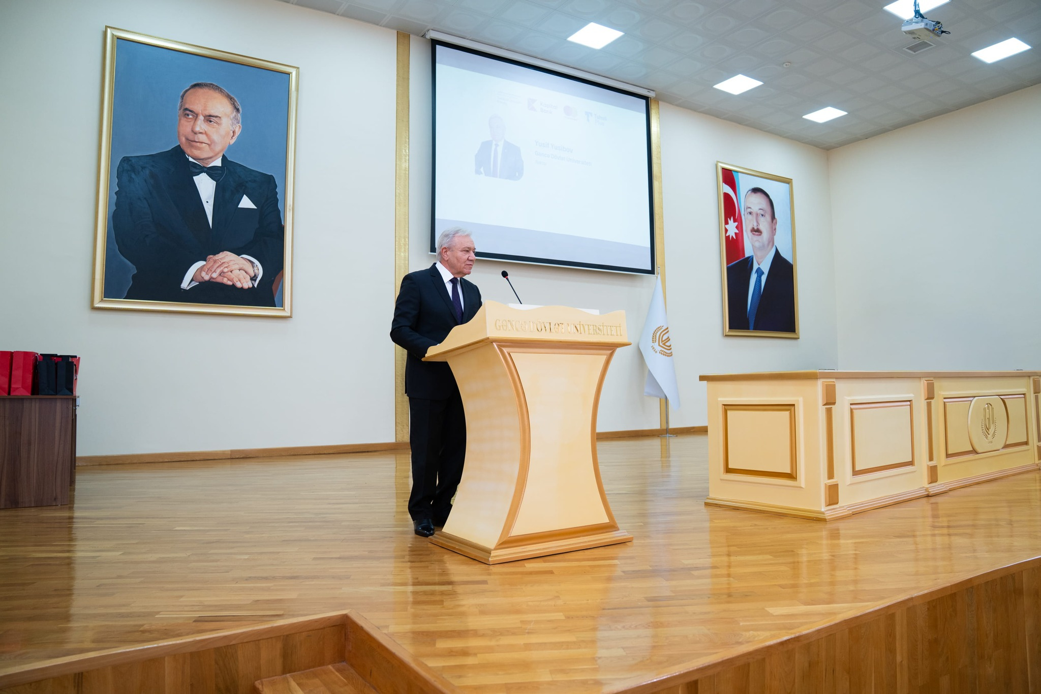Region müəllimlərinə "TəhsilPlus"un paylanılmasına başlanıldı