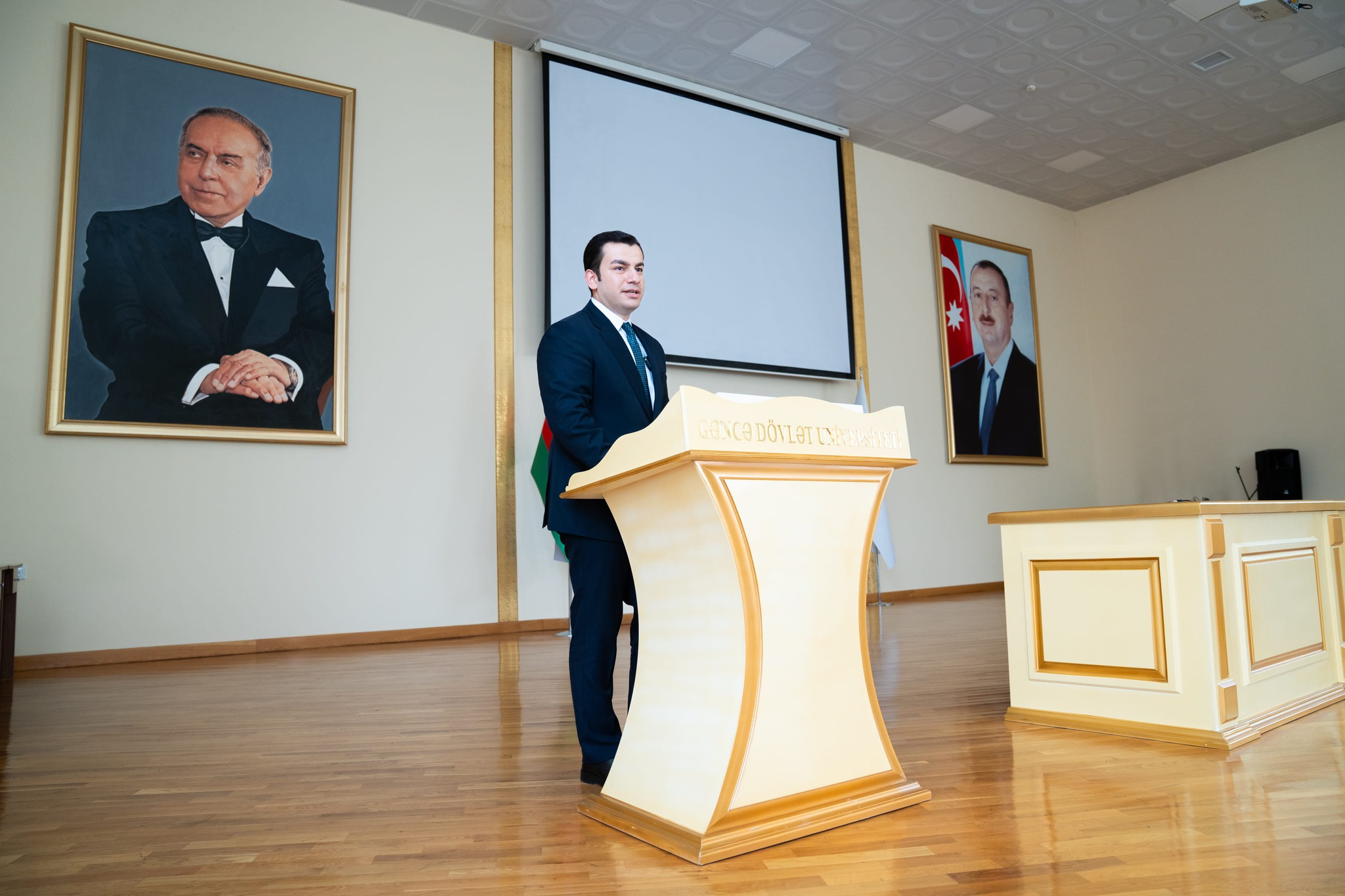Region müəllimlərinə "TəhsilPlus"un paylanılmasına başlanıldı