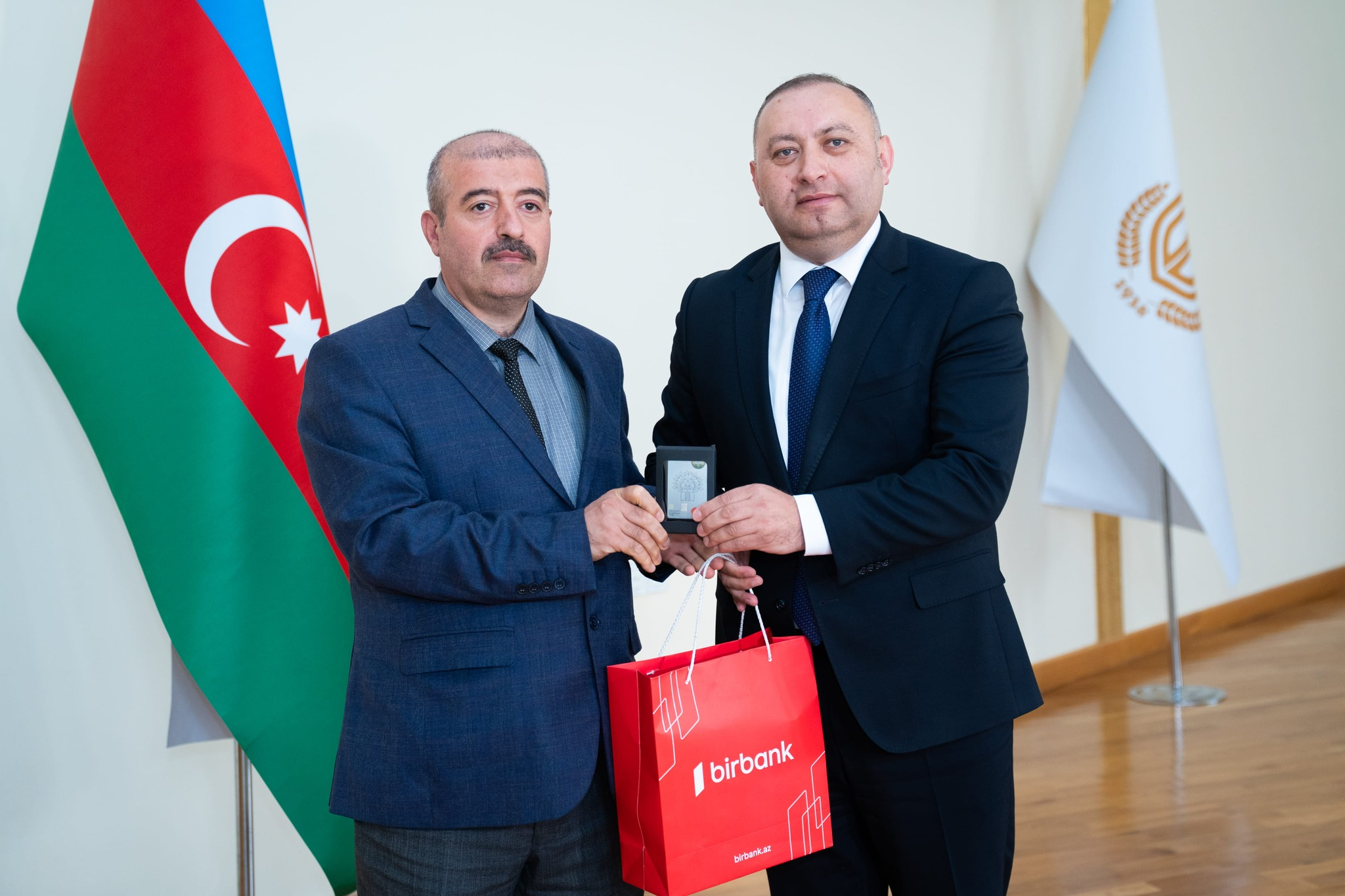 Region müəllimlərinə "TəhsilPlus"un paylanılmasına başlanıldı