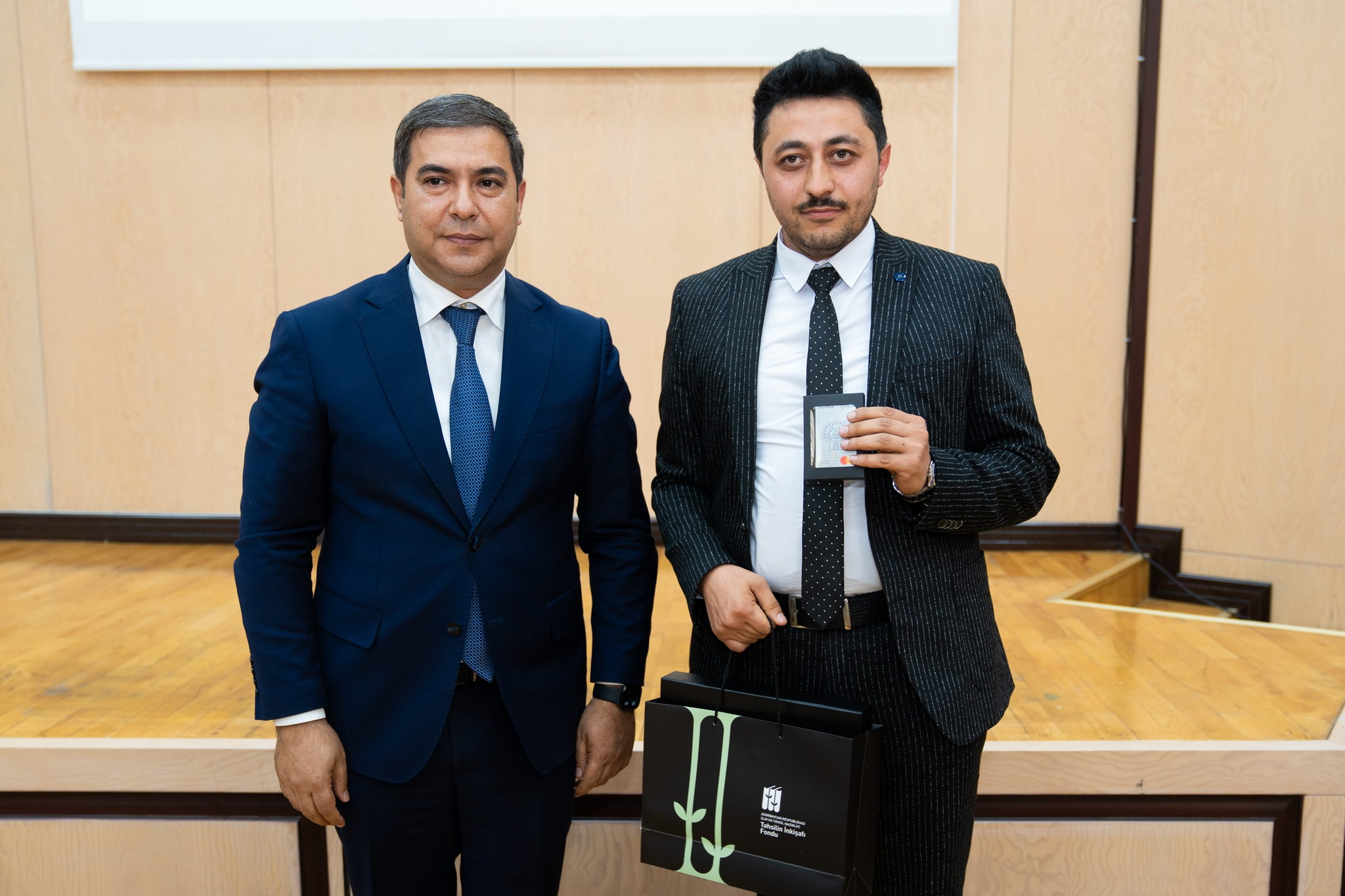 Region müəllimlərinə "TəhsilPlus"un paylanılmasına başlanıldı