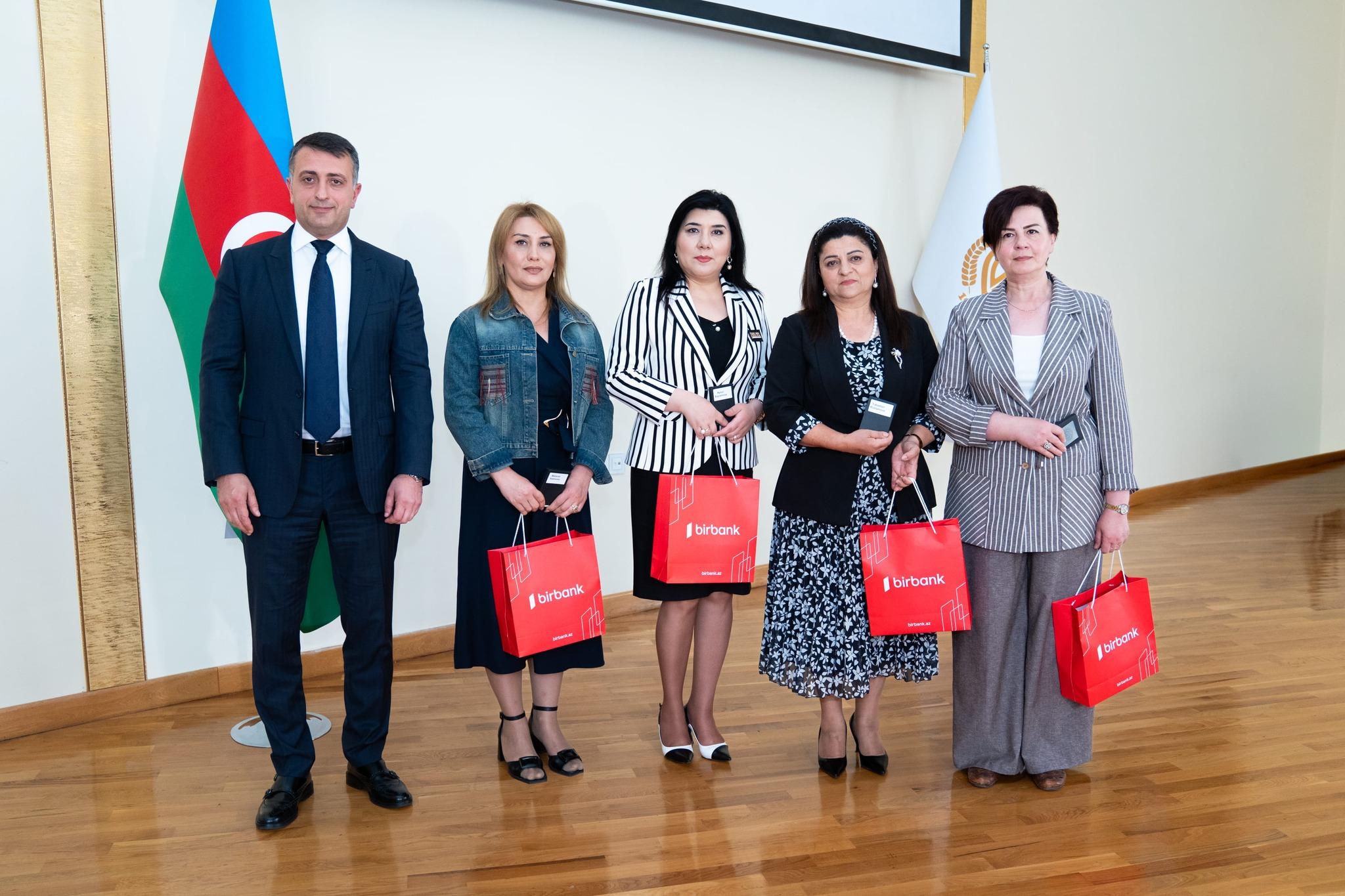 Region müəllimlərinə "TəhsilPlus"un paylanılmasına başlanıldı