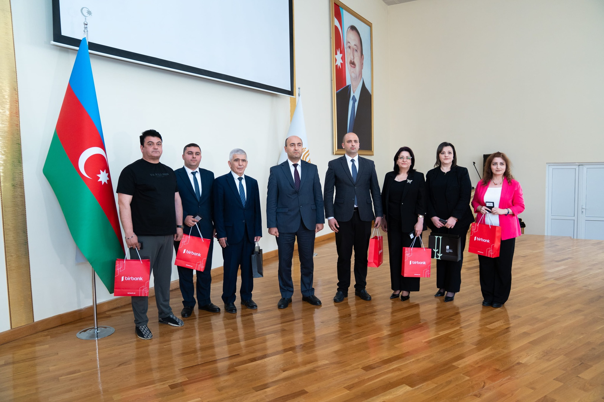 Region müəllimlərinə "TəhsilPlus"un paylanılmasına başlanıldı