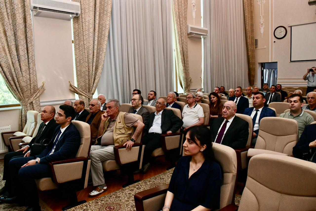 Geologiya İnstitutunun direktor əvəzi kollektivə təqdim edilib